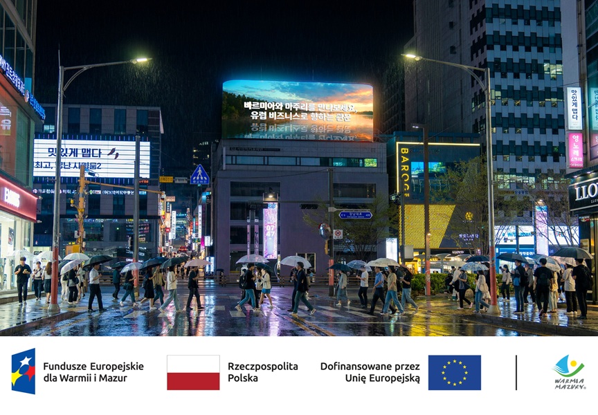 Zdjęcie z koreańskiego miasta z ciągiem logotypów