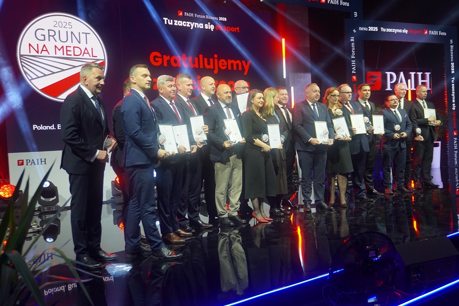 Wspólne zdjęcie wyróżnionych osób podczas gali