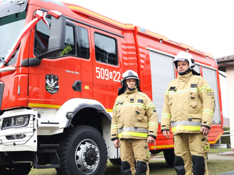 Strażacy na tle wozu 
