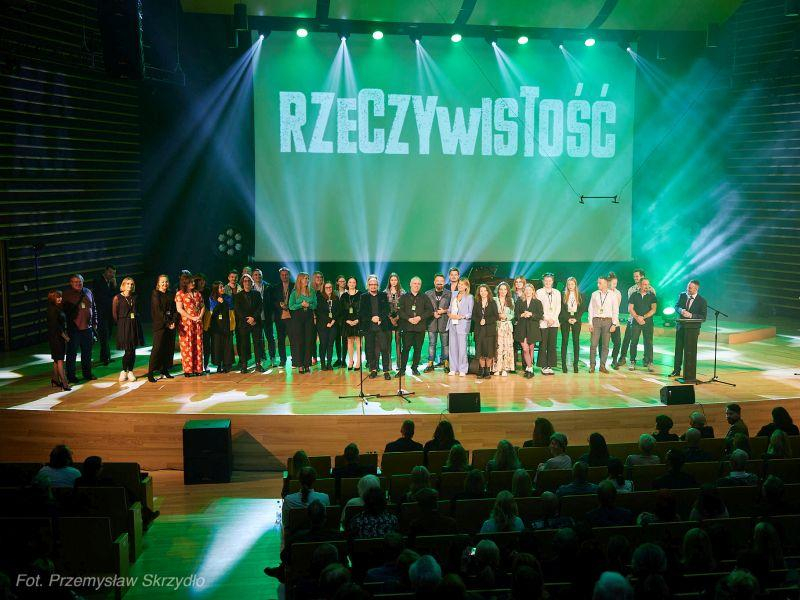 Laureaci WAMA Film Festiwal stoją na scenie. Fot. Przemysław Skrzydło 