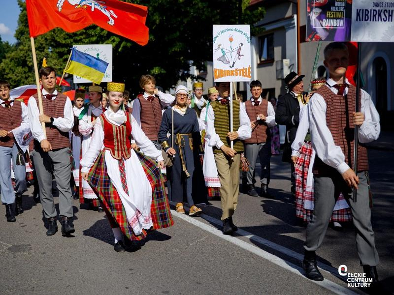 Korowód na ulicach Ełku podczas Festiwalu TĘCZA - Fot. Ełckie Centrum Kultury 