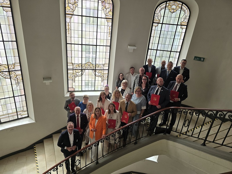 Przedstawiciele gmin z marszałkiem - wspólne zdjęcie