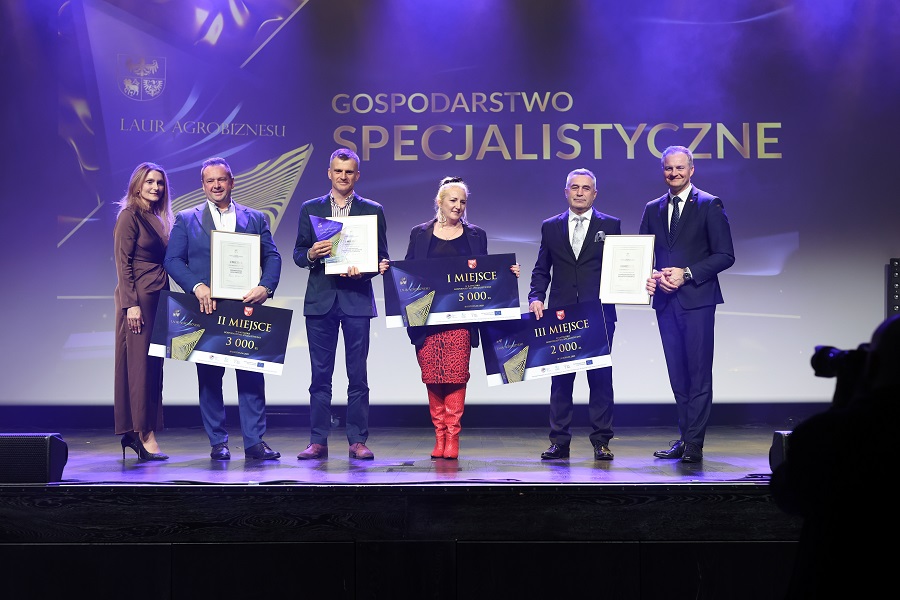 Wspólne zdjęcia nagrodzonych osób 