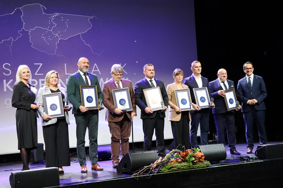 Wspólne zdjęcie wyróżnionych osób 