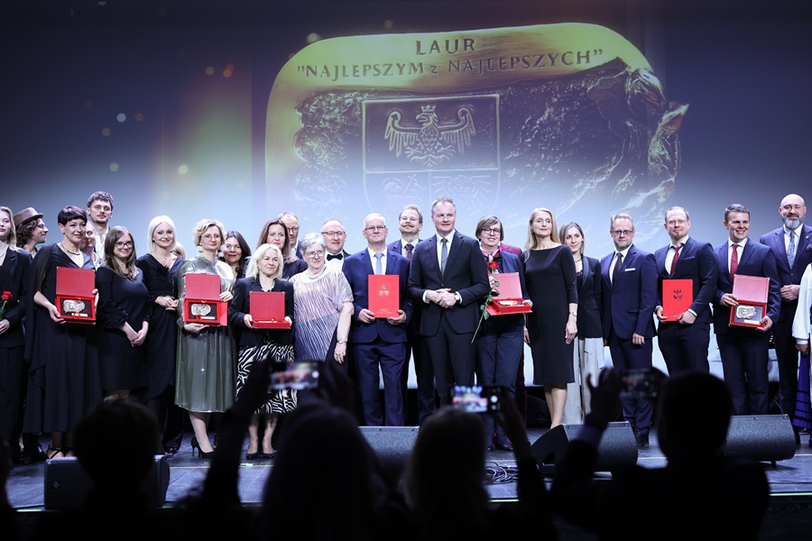 Wspólne zdjęcie wyróżnionych podczas gali 