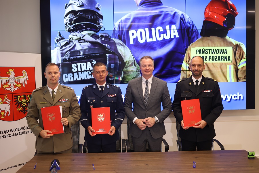 Marszałek Marcin Kuchciński (drugi z prawej) wraz Komendantami 