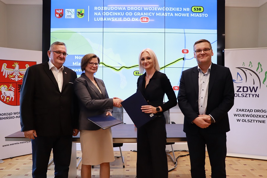 Wicemarszałkini Katarzyna Sobiech (druga z prawej) podczas przekazania umów 