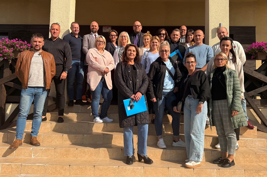 Wspólne zdjęcie uczestników szkolenia w Mikołajkach 