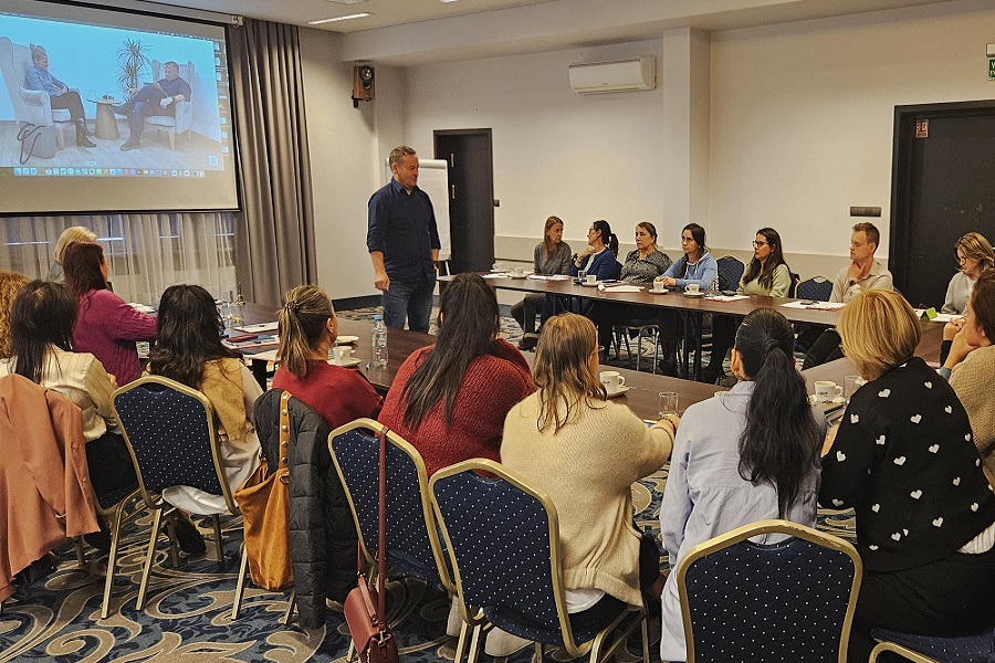 Uczestnicy szkolenia zasiadający przy stole 