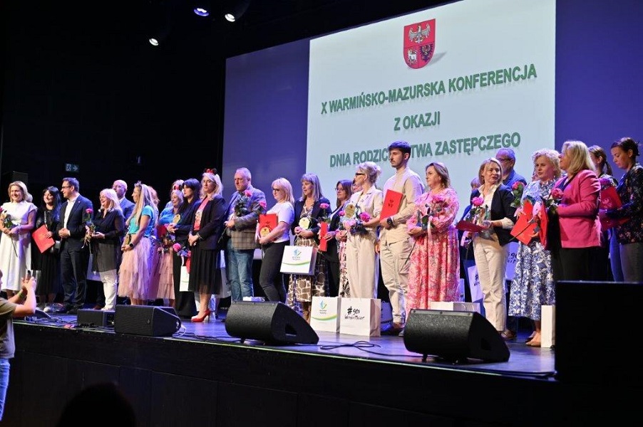 Wspólne zdjęcie nagrodzonych osób podczas gali