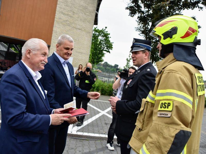 Przekazanie sprzętu strażakom w Ostródzie 