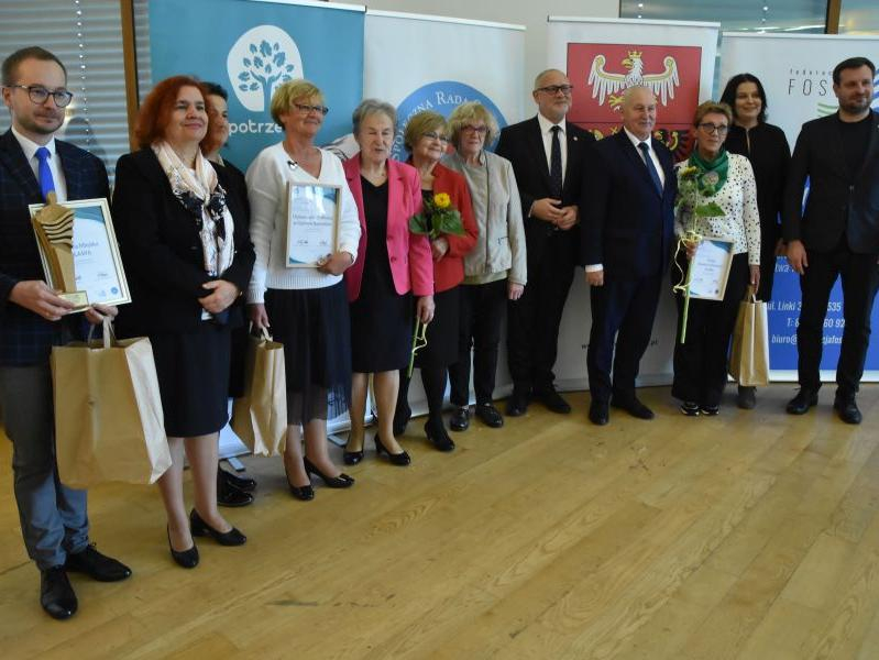 Marszałek Gustaw Marek Brzezin wręcza wyróżnienia podczas konferencji Aktywny Senior potencjałem Warmii i Mazur”.