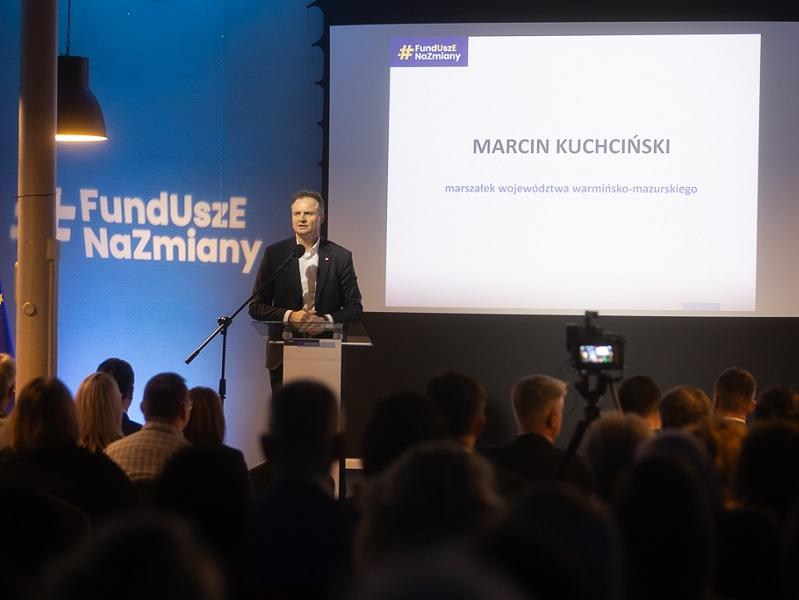 Marszałek Marcin Kuchciński przemawia podczas konferencji 