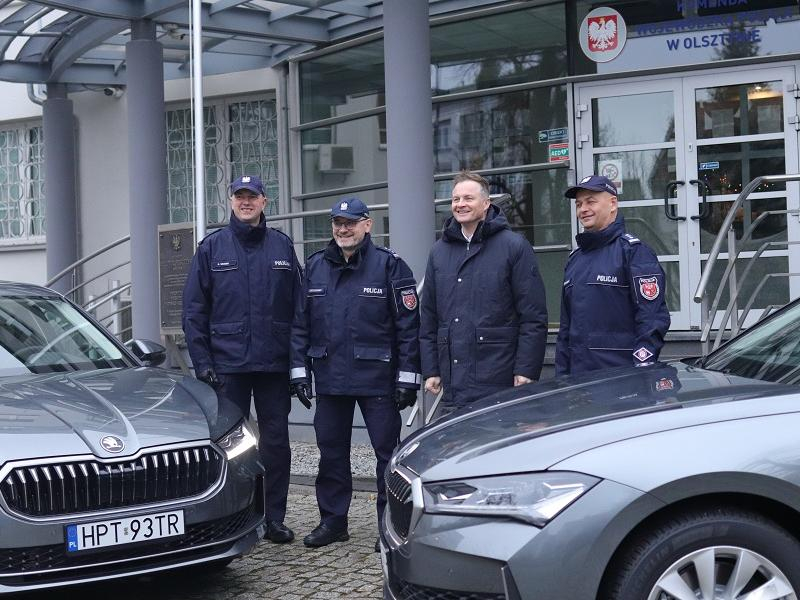 Przekazanie dwóch aut przedstawicielom policji 