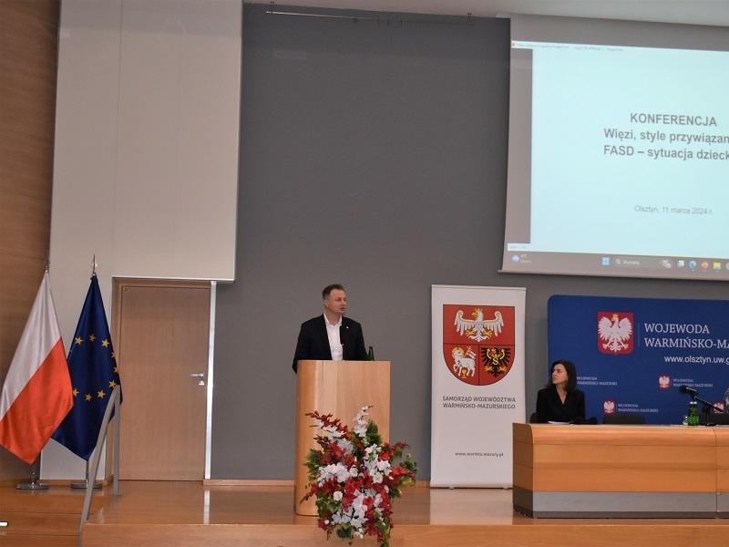 Marszałek Marcin Kuchciński przemawia podczas konferencji 