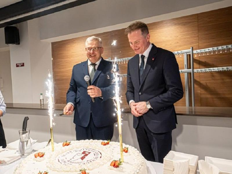 Marszałek Marcin Kuchciński (z prawej) inauguruje działaność teatru. Fot. Teatr Sewruka w Elblągu 