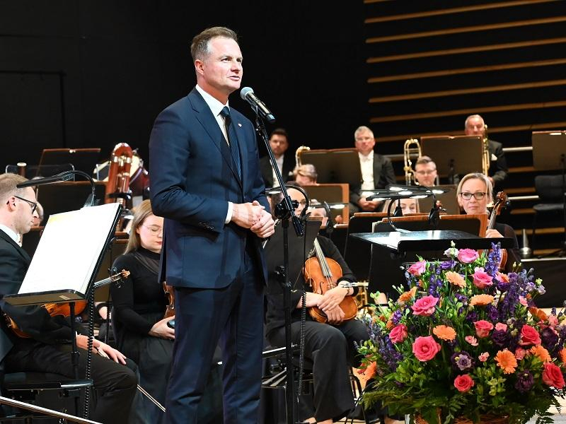 Marszałek Marcin Kuchciński przemawia na zakończeniu sezonu artystycznego - fot. W-M Filharmonia 