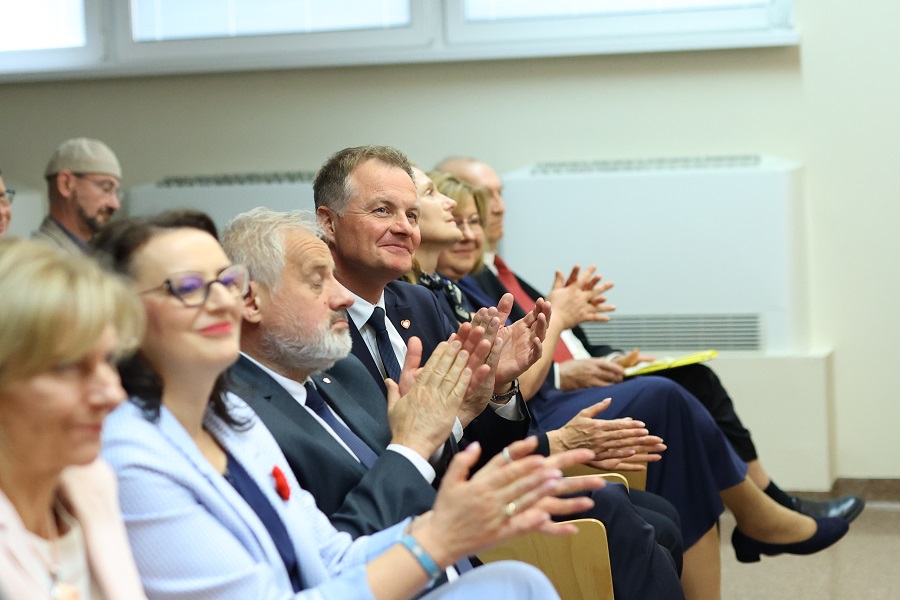 Marszałek Marcin Kuchciński z uczestnikami obchodów 