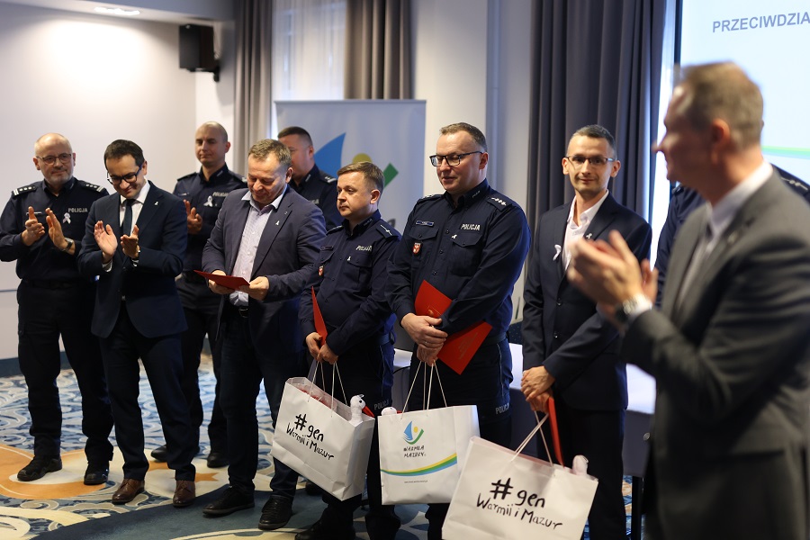 Wspólne zdjęcie wyróżnionych osób