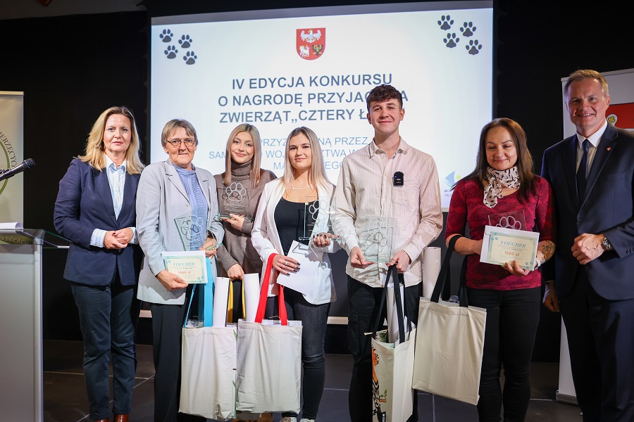 Marszałek Marcin Kuchciński (prawej) oraz Maria Bąkowska (z lewej)z laureatami konkursu