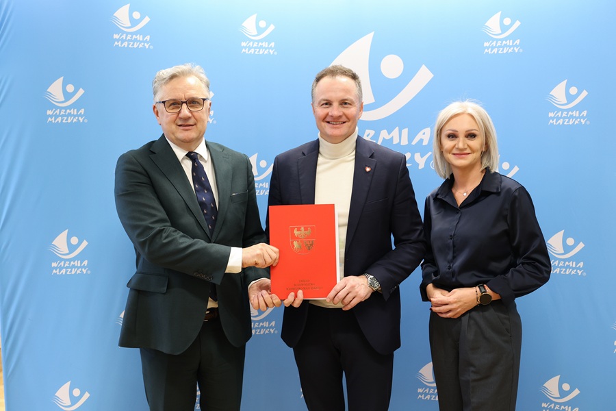 Marszałek Marcin Kuchciński (w środku) z Katarzyną Sobiech (z prawej) oraz Wiktorem Wójcikiem (z lewej) 