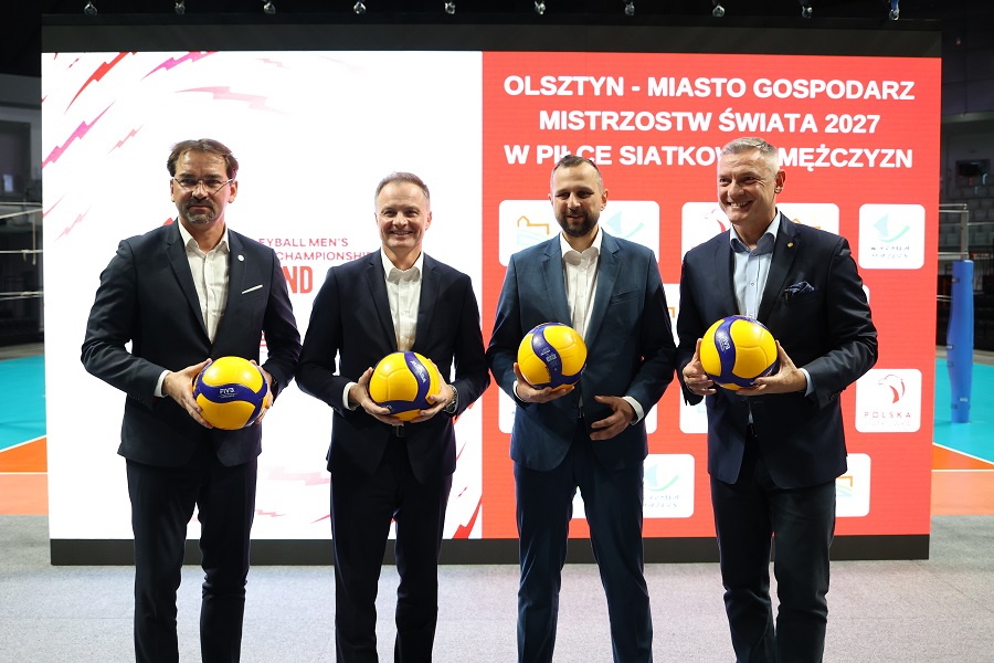 Uczestnicy konferencji prasowej - drugi z lewej marszałek Marcin Kuchciński 