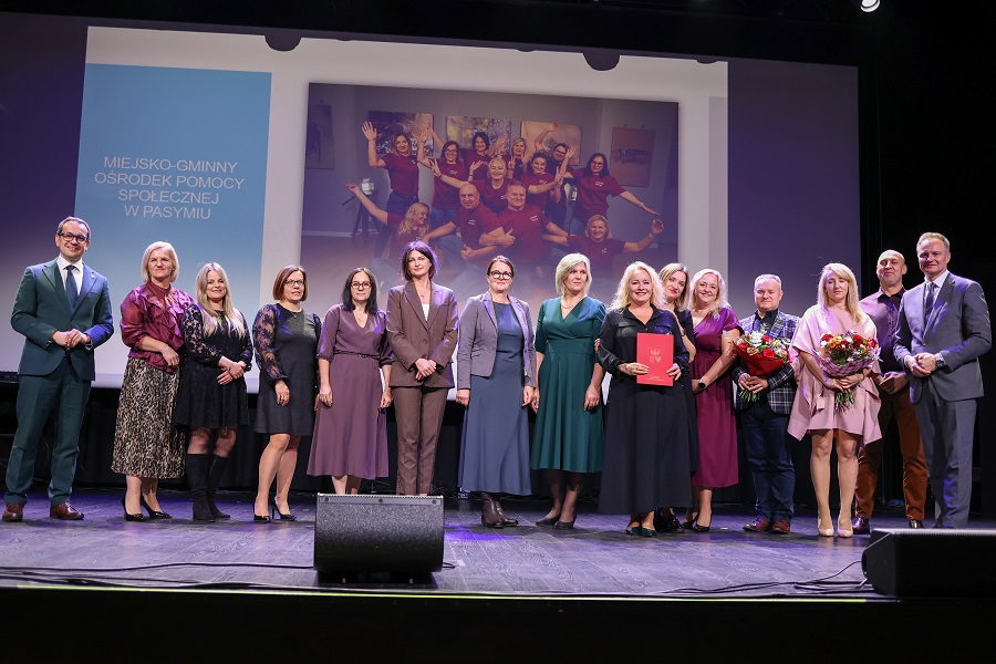 Wspólne zdjęcie wyróżnionych osób