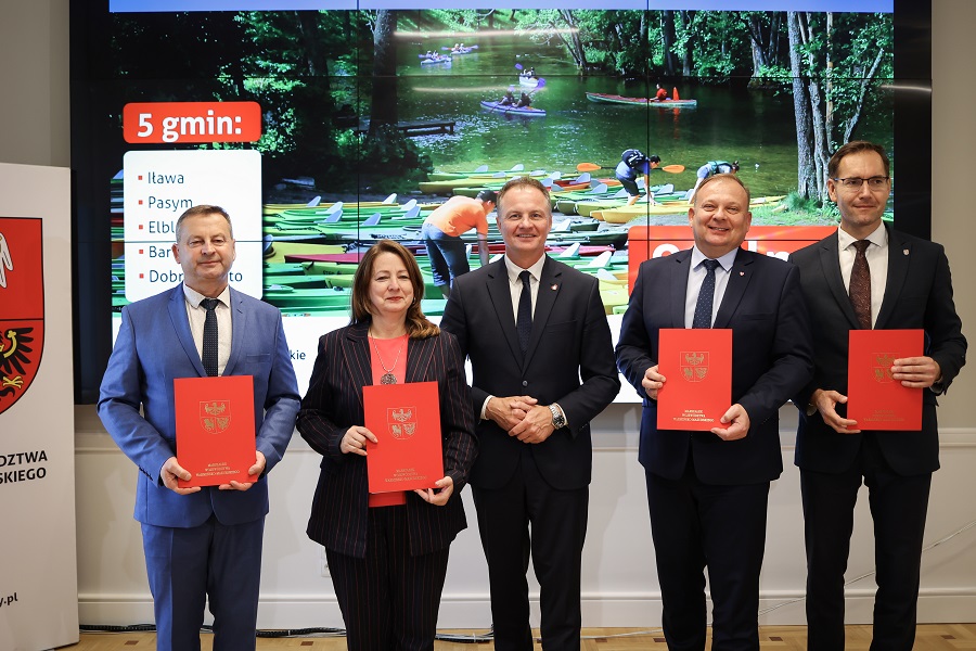 Uczestnicy przekazania umów - w środku marszałek Marcin Kuchciński 