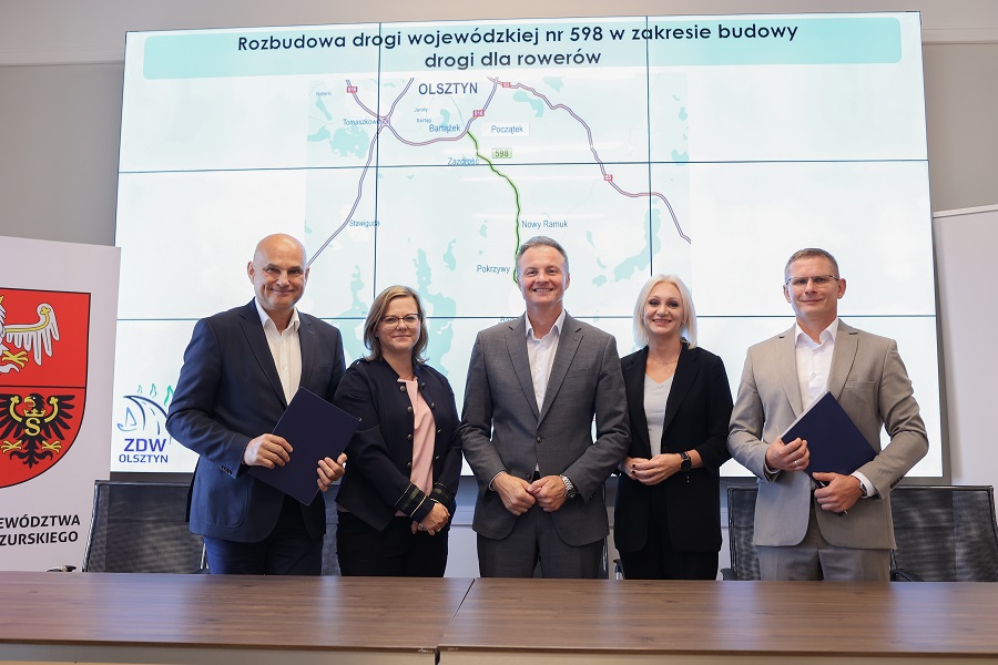 Uczestnicy podpisania umów na ścieżkę rowerową