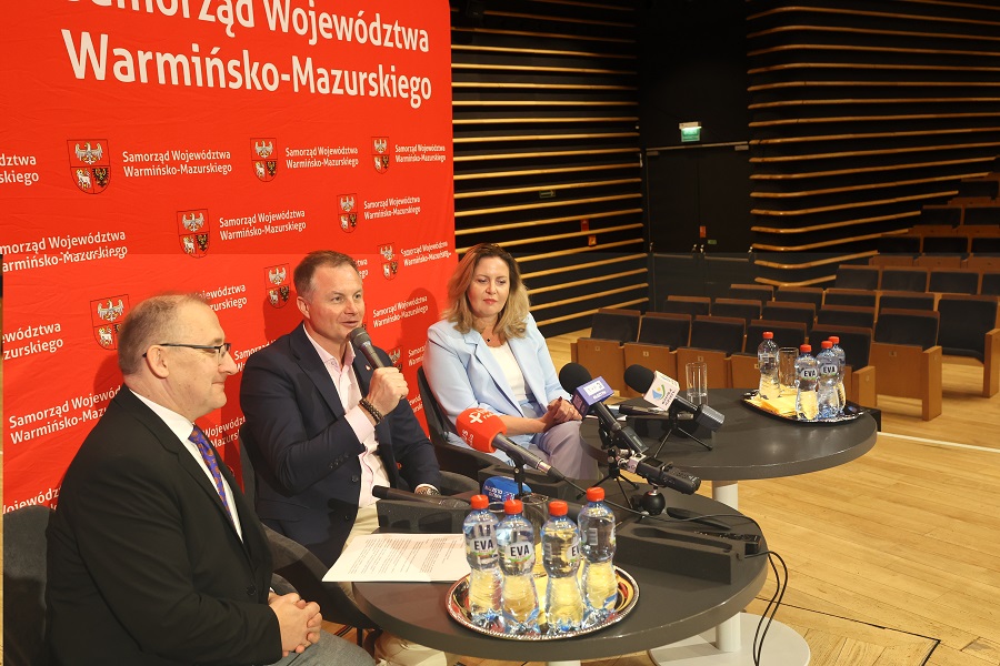 Konferencja z udziałem marszałka Marcina Kuchcińskiego (w środku))