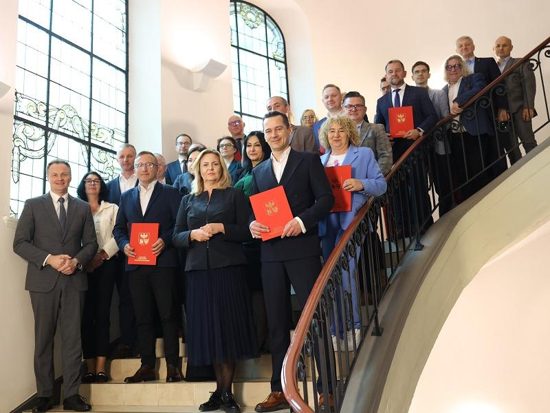 Uczestnicy podpisania umów - Podaj Łapę 2025 
