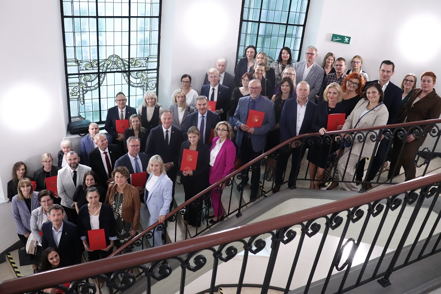 Wspólne zdjęcie uczestników podpisania umów