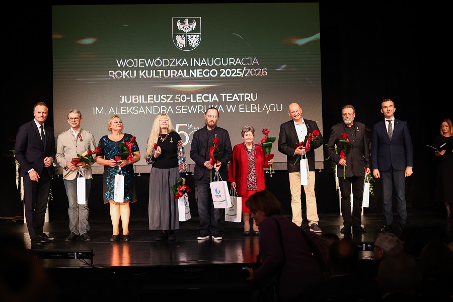 Wspólne zdjęcie wyróżnionych osób 