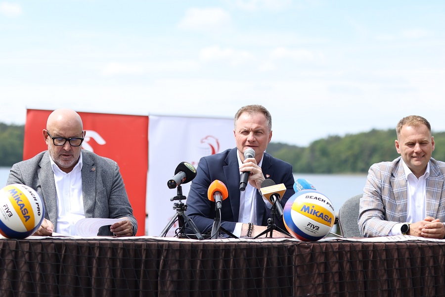 Uczestnicy konferencji prasowej w Starych Jabłonkach 