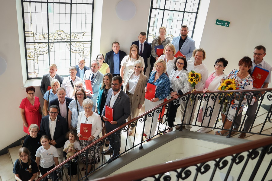 Wspólne zdjęcie uczestników podpisania umów 