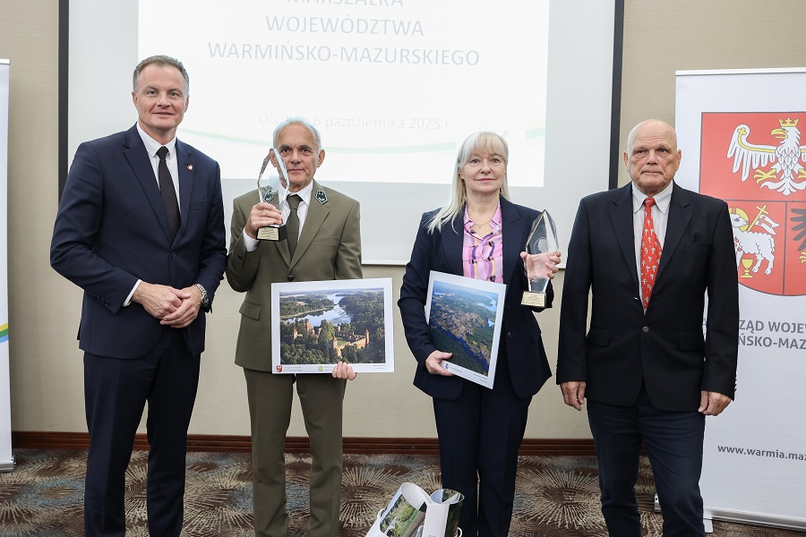 Marszałek Marcin Kuchciński (z lewej) z laureatami konkursu 