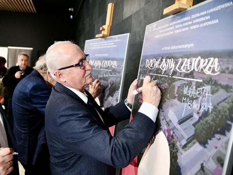 Gustaw Marek Brzezin podpisuje plakat filmu 