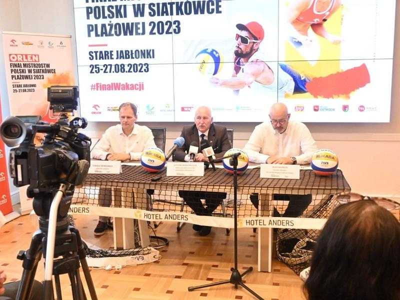 Konferencja prasowa z udziałem marszałka Gustawa Marka Brzezina (w środku)