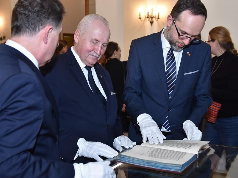 Uczestnicy spotkania w Brukseli. Marszałek Gustaw Marek Brzezin (w środku) 