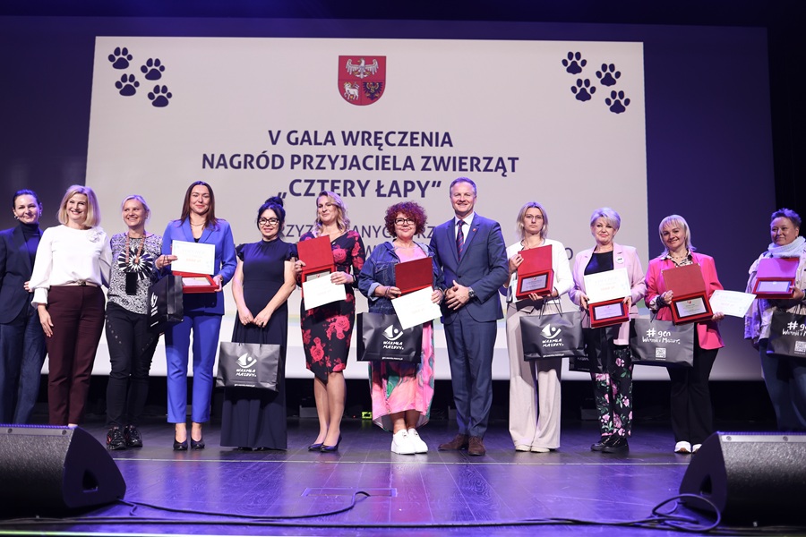 Wspólne zdjęcie laureatów nagrody Cztery Łapy
