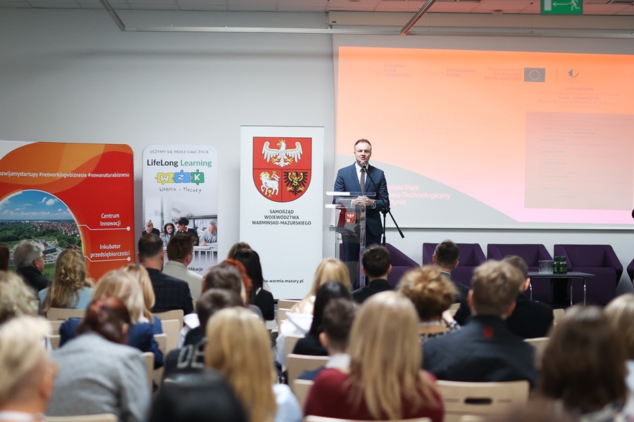 Marszałek Marcin Kuchciński podczas konferencji 