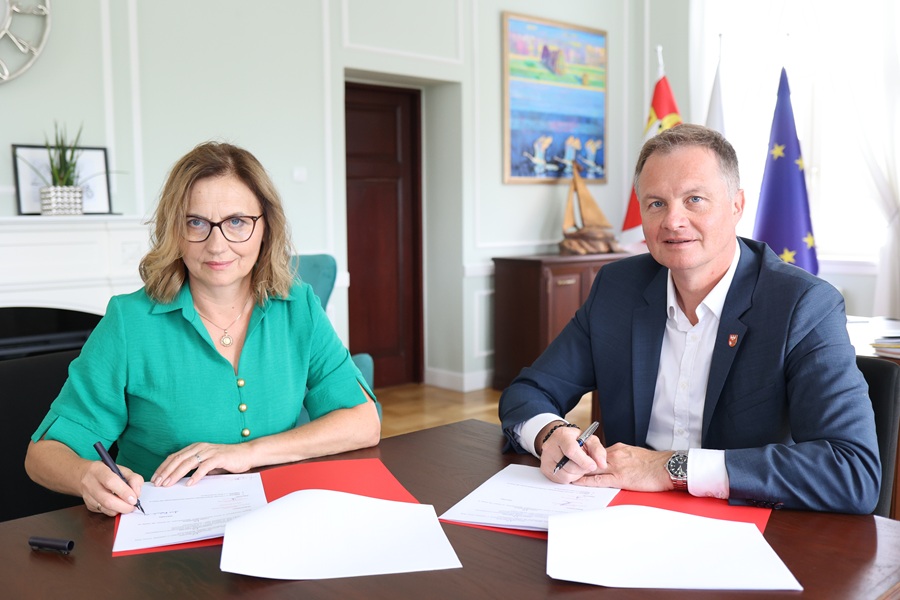 Podpisanie umów - marszałek Marcin Kuchciński (z prawej) i zastępca dyrektora Anna Radomska-Wilczewska