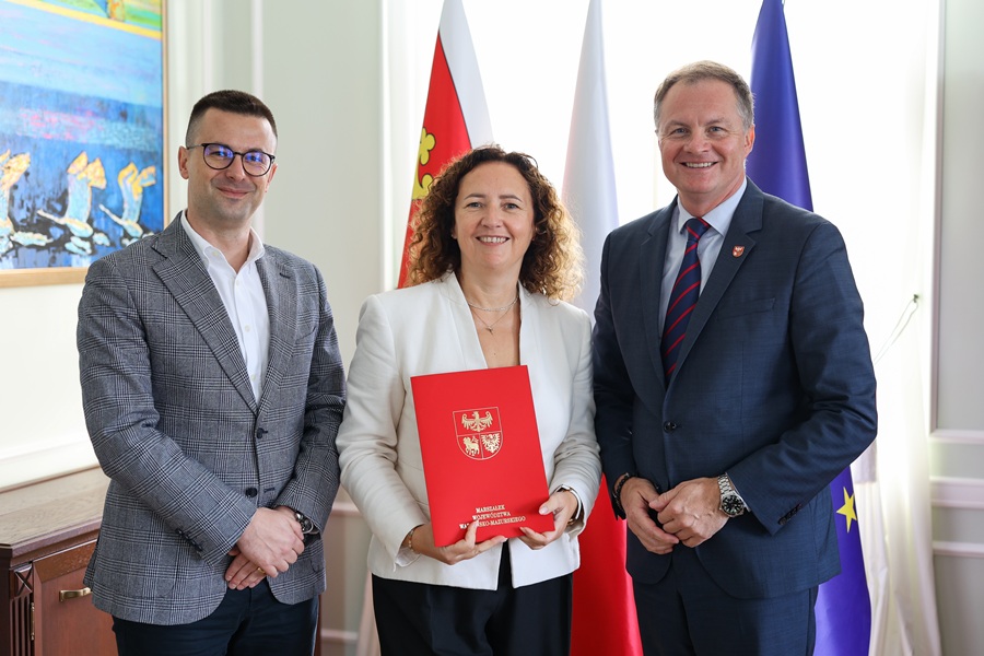 Wspólne zdjęcie podczas przekazania umowy