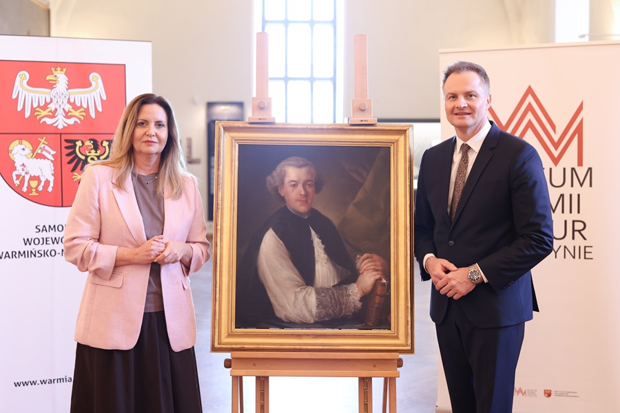Marszałek Marcin Kuchciński (z prawej) i Maria Bąkowska przy portrecie Ignacego Krasickiego