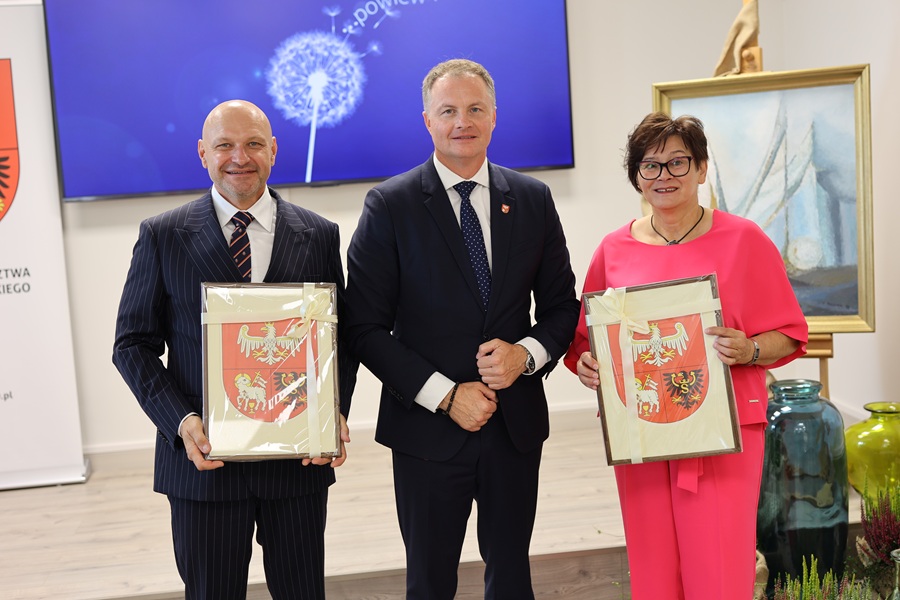 Marszałek Marcin Kuchciński (w środku) wraz dyrektorami ODN i biblioteki 