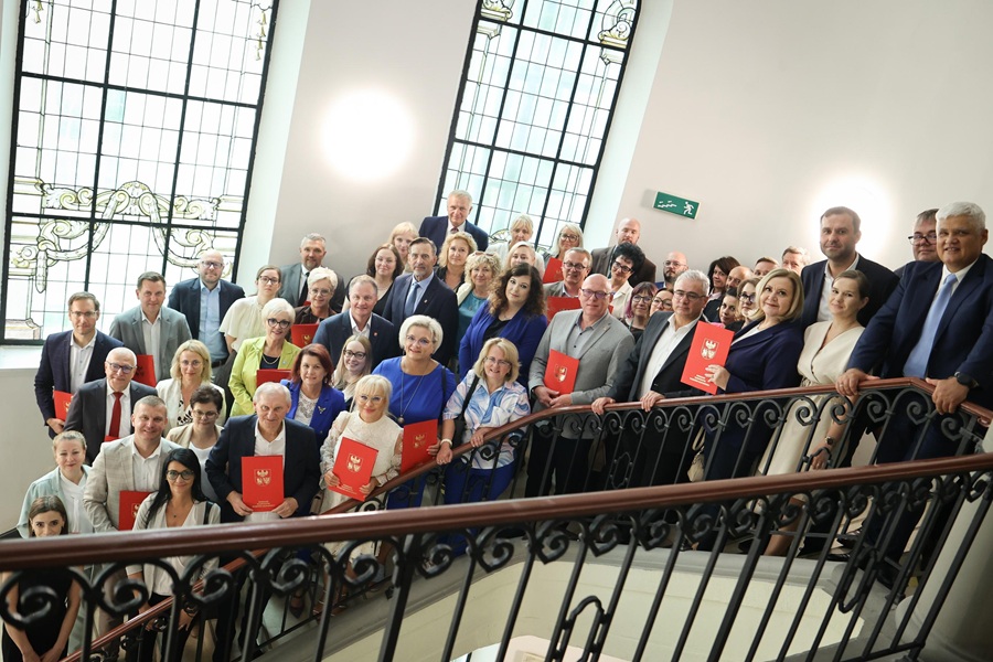 Wspólne zdjęcie podczas przekazania umów