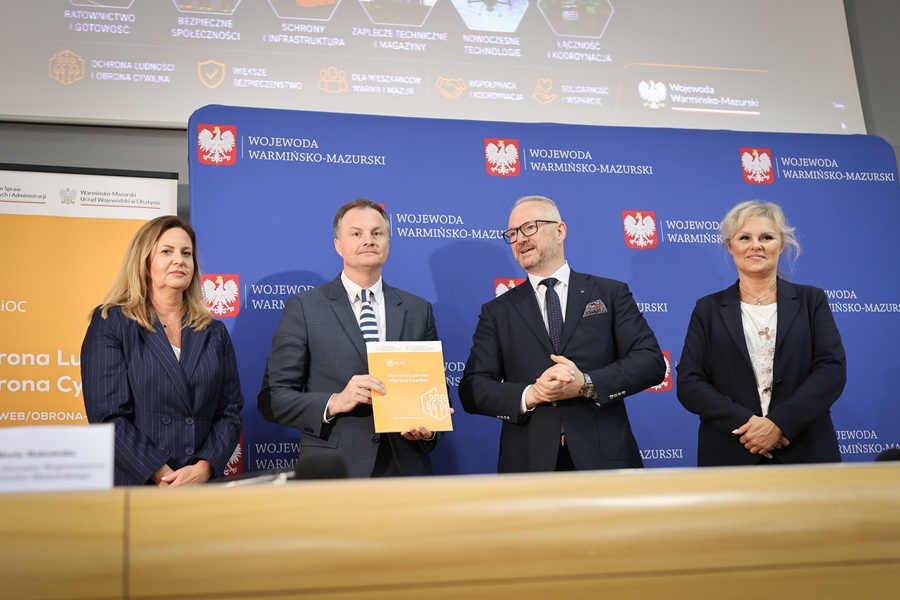 Przekazanie umów marszałkowi województwa Marcinowi Kuchcińskiemu (drugi z lewej) 