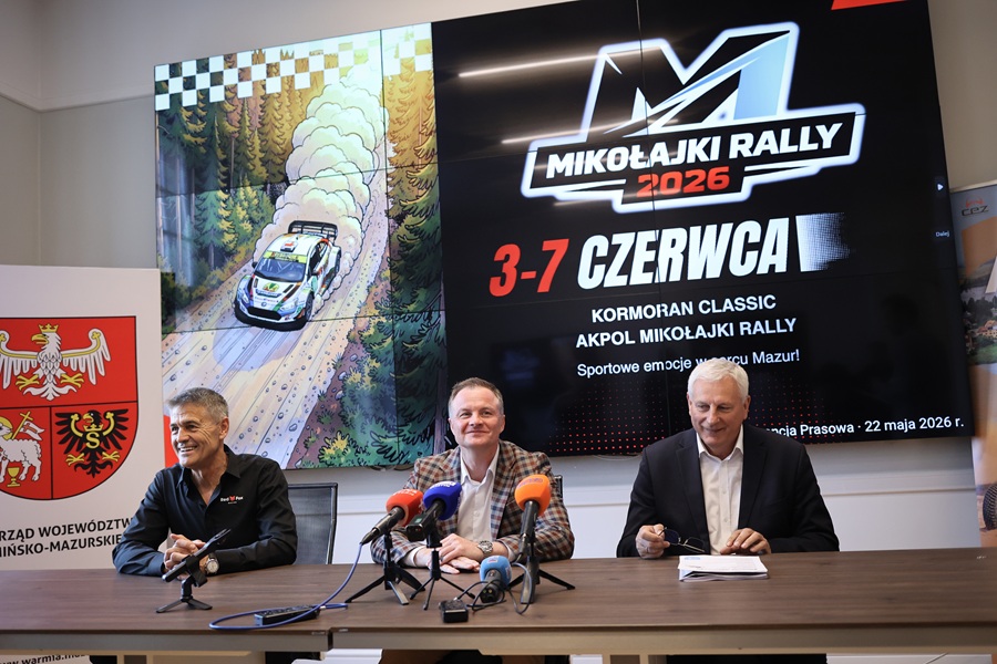 Uczestnicy konferencji: Krzysztof Hołowczyc, Marcin Kuchciński oraz Piotr Jakubowski 
