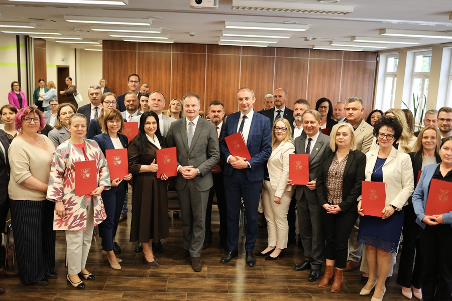 Wspólne zdjęcie podczas przekazania umów 