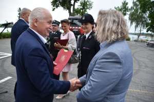 Przekazanie sprzętu strażakom w Ostródzie 